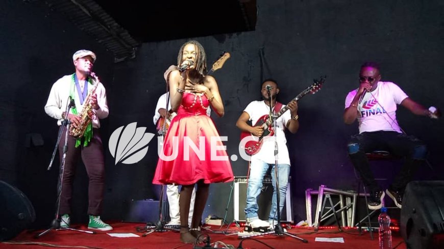 La Slameuse Brazzavilloise, Mwassi Moyindo à livré un spectacle inouï à Kinshasa