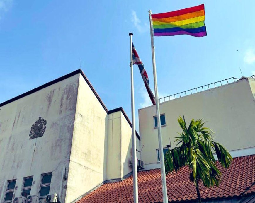 Kinshasa : Quand l’Ambassade d’Angleterre fait flotter le drapeau arc-en-ciel pour soutenir la communauté LGBTQ+